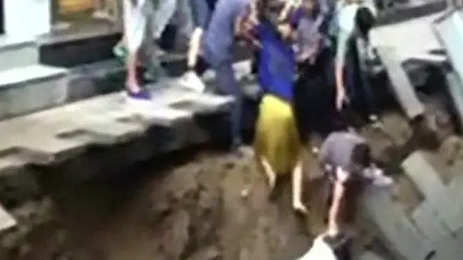 Decenas de personas paseaban por una avenida de Lanzhou, una ciudad de la provincial china de Ganzu, cuando de repente se abrió un socavón a sus pies.