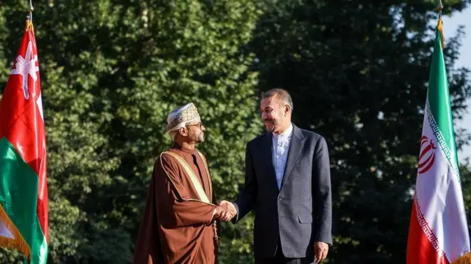 وزرای خارجه ایران و عمان در جریان سفر اخیر بدر البوسعیدی، روابط دو کشور را الگو برای دیگران خوانده‌اند