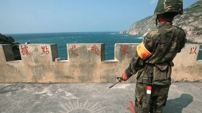 Un soldado taiwanés vigila el estrecho de Taiwán desde la isla de Matsu.