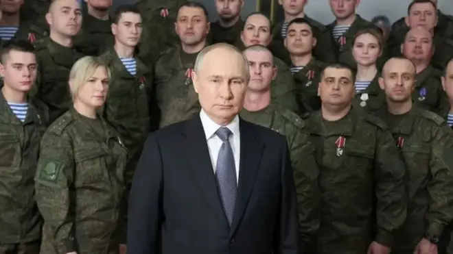 नए साल पर संबोधन के वक्त सैनिक वर्दी वाले लोगों से घिरे ब्लादिमीर पुतिन