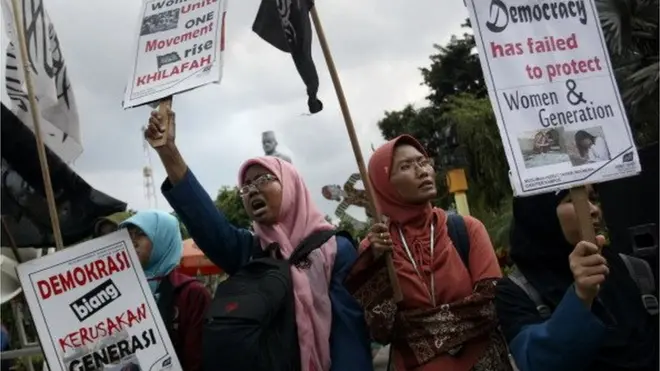 Aksi Hari Perempuan Sedunia tahun 2013 di Surabaya: HTI mengutuk demokrasi.