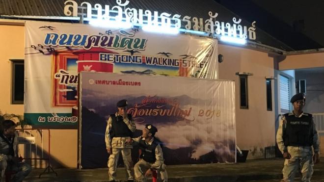 Chợ đêm ở Betong, Yala, một trung tâm du khách Malaysia thường từ biên giới qua mua sắm, vui chơi, cũng luôn có quân đội trấn giữ