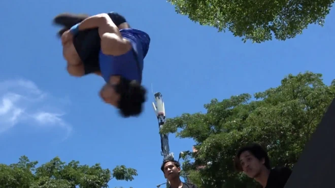 Habib melakukan backflip.