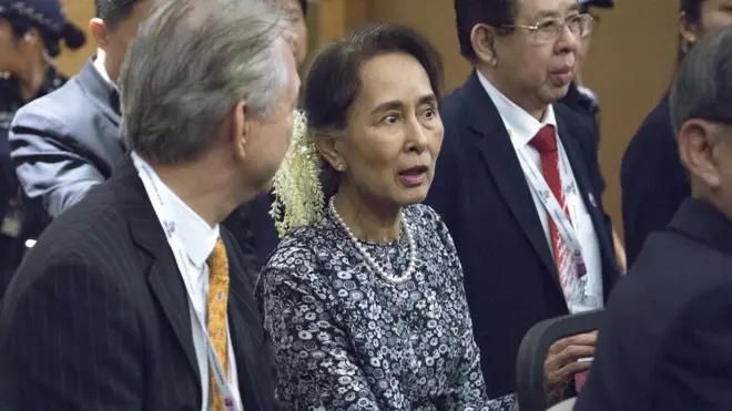 Aung San Suu Kyi berada di Singapura, pada Senin (12/11).