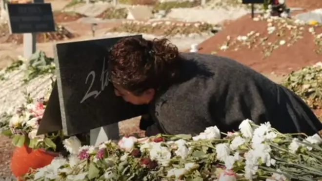 Məzarlıqda ağlayan qadın