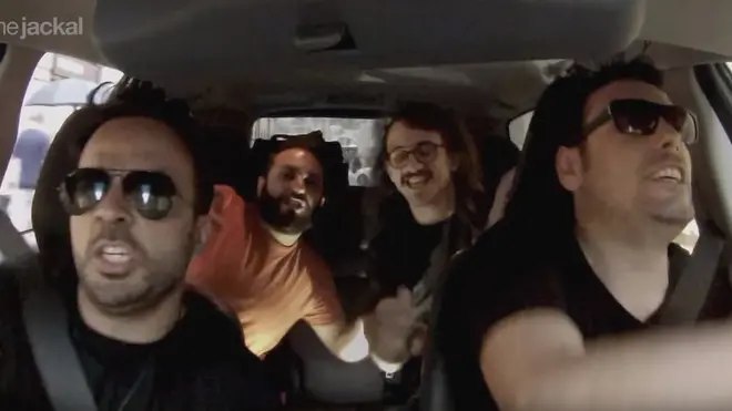 Los italianos de The Jackal con Luis Fonsi cantando en el auto.