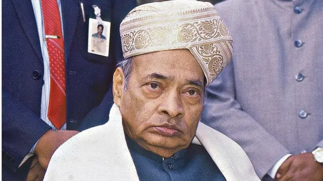 ‘ఎన్నో చేయాలన్న కోరికను నిశ్శబ్దంగా తనలోనే దాచుకుని, చేయలేకపోయినందుకు ఆ తర్వాత విచారం వ్యక్తం చేసిన ఈ మాజీ ప్రధానికి భిన్నంగా; ఎన్నో చేస్తామని చెబుతూనే అన్నీ చేయక పోవడం ఇప్పుడు చూస్తున్నాం’