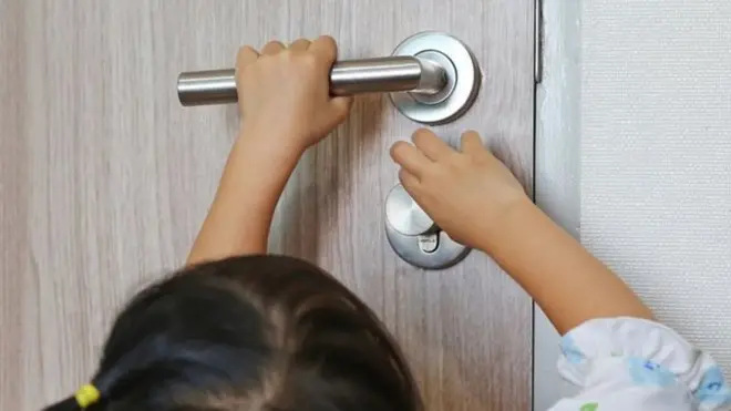 قد يؤدي إغلاق الأبواب إلى أصابات في أيادي الأطفال