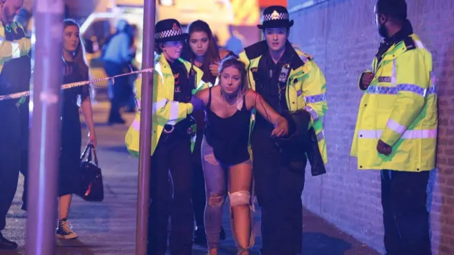 英国不少报纸在头版刊登这幅照片，报道在曼彻斯特体育场发生的袭击。