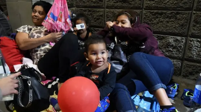 Migrantes descansan en la terminal de buses Gran Central Metropolitana de San Pedro Sula el lunes en la noche.