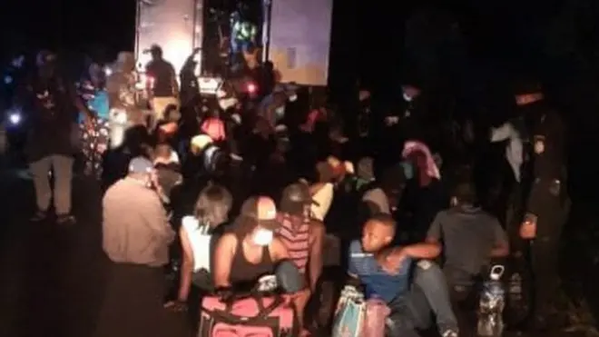 Migrantes descubiertos por la policía guatemalteca.