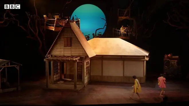 舞台版「となりのトトロ」、英演劇賞6部門受賞　昨年秋の初日前にBBCが紹介