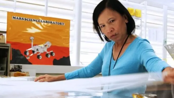 Lien Pham di Laboratorium Jet Propulsion NASA, di bagian yang disebut 'toko pelindung'.