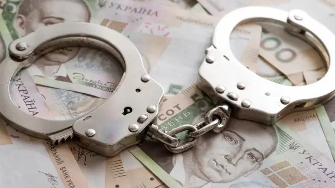 Колаж - гривні і наручники