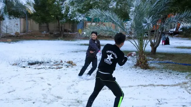 Діти скористалися з можливості погратися в сніжки