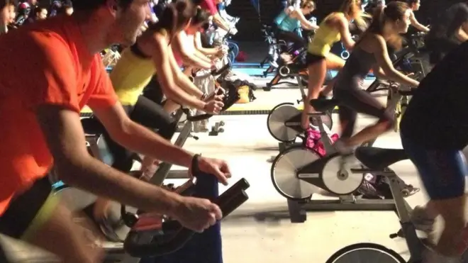 Olahraga dengan sepeda statis.