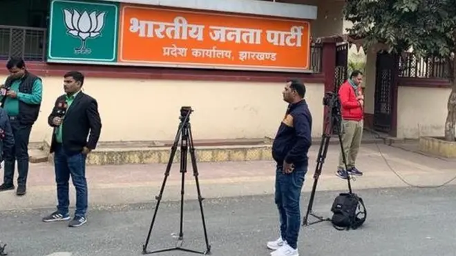 बीजेपी के दफ्तर के बाहर का नज़ारा