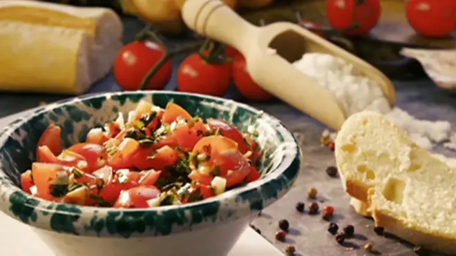 توصلت دراسة علمية إلى أن تناول نظام غذائي صحي قد يساعد في الوقاية من الاكتئاب. وتناول الباحثون ما يُعرف بـ"حمية البحر الأبيض المتوسط" التي تعتمد على أطعمة نباتية من الفاكهة والخضار