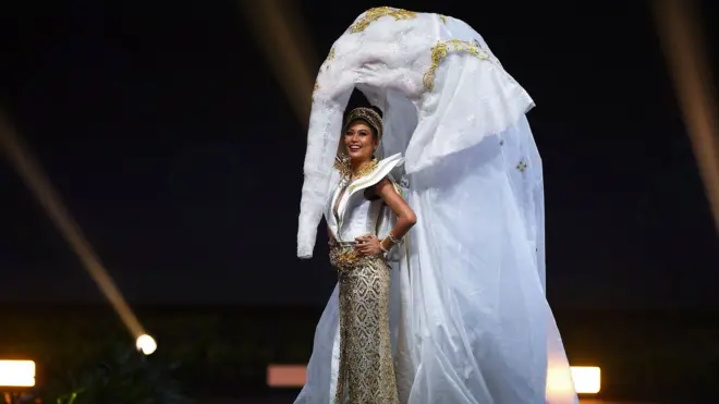 โศภิดา กาญจนรินทร์ สาวงามตัวแทนจากประเทศไทย ในชุดสีขาว ที่ได้แรงบันดาลใจมาจากสัตว์ประจำชาติอย่างช้าง