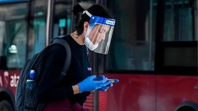 На автобусной остановке в Риме