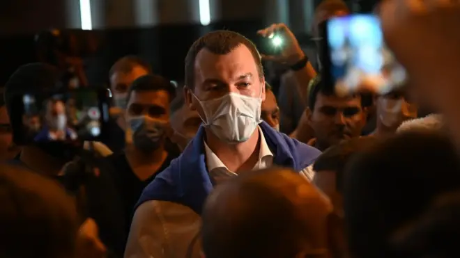 Среди окруживших Дегтярева людей было много крупных мужчин в масках. Активисты считают, что это были подставные люди