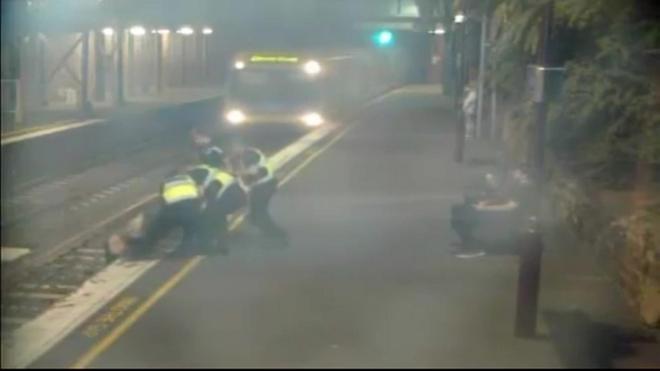 Mulher é retiradaapostas esporte nettrilhos