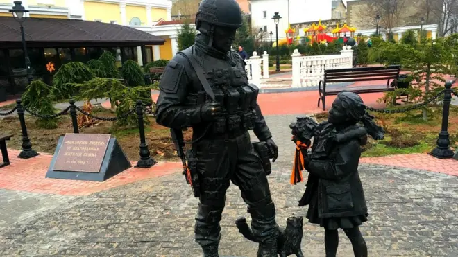 Пам'ятник "зеленим чоловічкам" у Криму