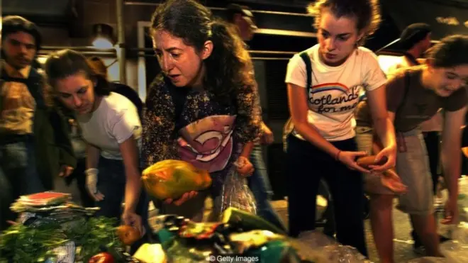 Orang yang mengambil makanan sisa di supermarket dan restoran meningkat.