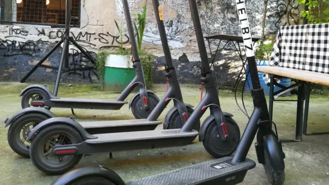 U svetu postoji opcija iznajmljivanja trotineta preko aplikacije, uz mogućnost da jedan trotinet koristi više osoba. U Srbiji još nema takvih mogućnosti