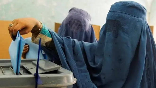 ښځې رایې اچوي