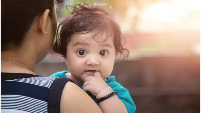 ఎండలో చిన్నారిని తీసుకెళ్తున్న తల్లి