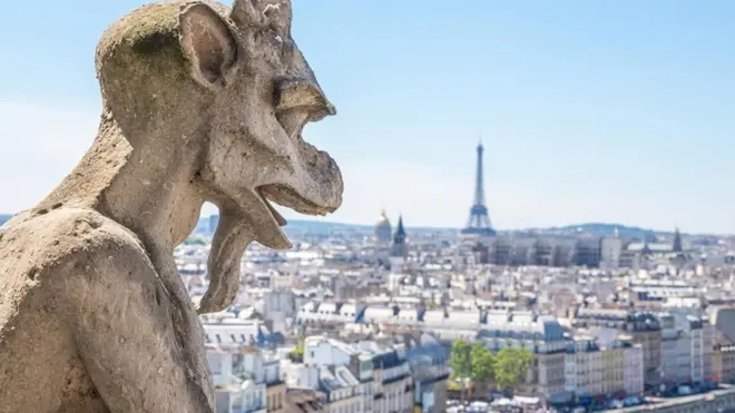 Una gárgola que apunta hacia una panorámica de París