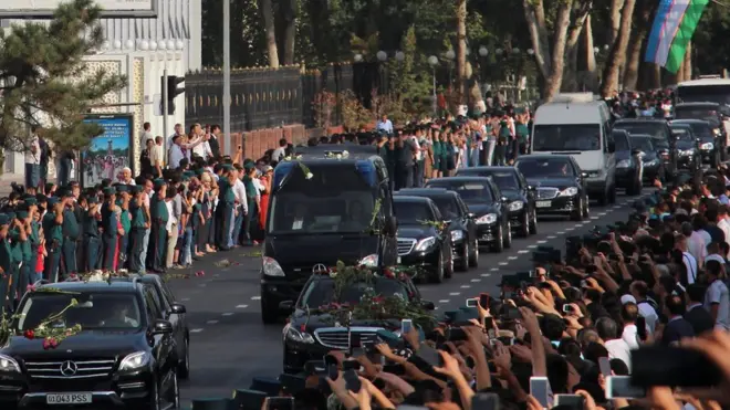 Вдоль улицы, по которой ехал траурный кортеж, выстроились тысячи жителей Ташкента