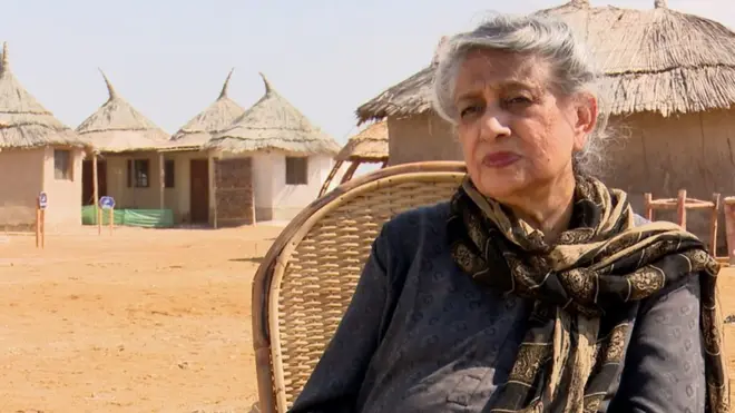 یاسمین لاری، گھر، تعمیر