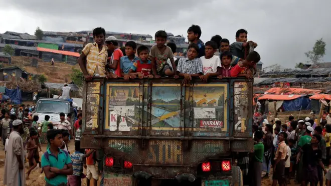 Gelombang kekerasan di Rahine, Myanmar, memaksa orang-orang Rohingya menyelamatkan diri ke negara tetangga Bangladesh.