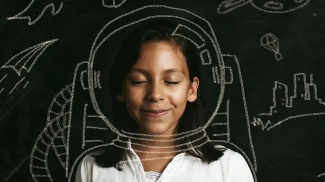 కలలు కంటున్న బాలిక