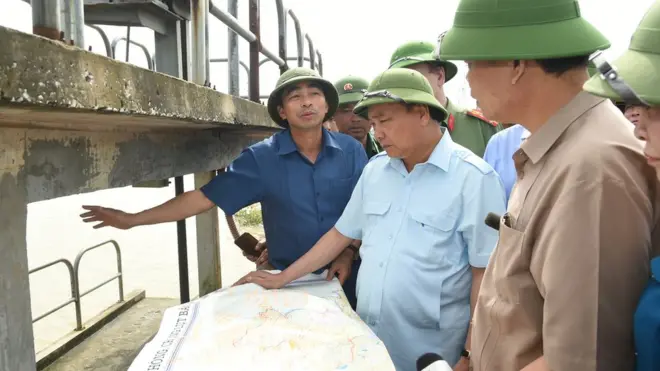 Thủ tướng Nguyễn Xuân Phúc thị sát đập tràn ở Ninh Bình để chỉ đạo bảo vệ đê