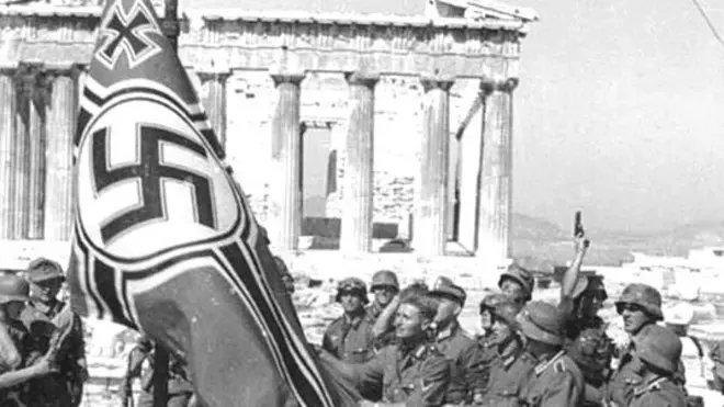 El ejército nazi izó la bandera sobre la Acrópolis de Atenas en 1941. Con 19 y 18 años, Glezos y Santas treparon para quitarla.