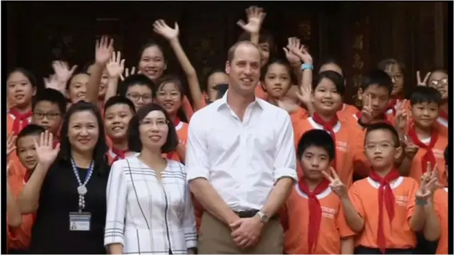 Hoàng tử William với các em học sinh