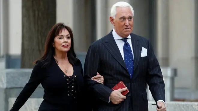 Ông Roger Stone đến tòa án với vợ, Nydia, để nghe phán quyết về 'số phận' của mình