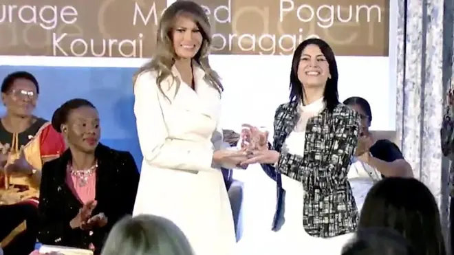 Saadet Özkan, Melanie Trump'ın elinden ödülünü alırken