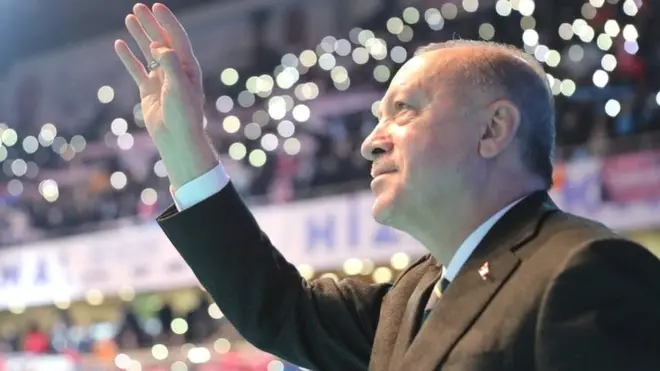 अर्दोआन हाल में राजनीतिक रूप से कमज़ोर हो गए हैं. आरोप लग रहा है कि अपना समर्थन बढ़ाने के लिए वे कट्टरपंथियों की मांगों के आगे झुक गए हैं.