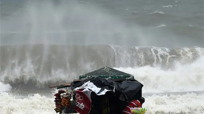 ශ්‍රී ලංකාව මුහුදෙන් වට වී ඇති කුඩා රාජ්‍යයක් වන හෙයින් නිරන්තරයෙන් සුළි කුණාටුවලට ලක් විය හැකි අතර මුහුදු ජල මට්ටම නිරන්තරයෙන් ඉහළ යා හැකි ය