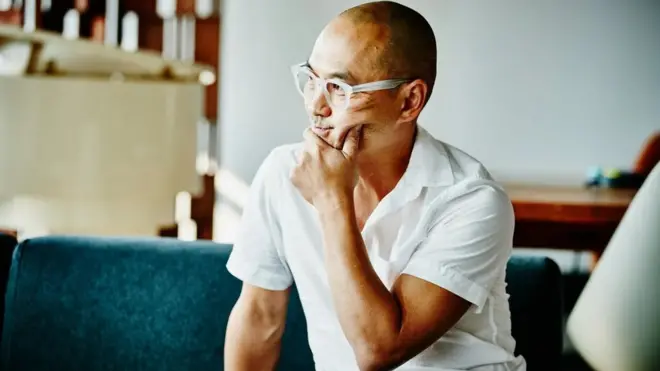 먼 곳을 응시하는 남자