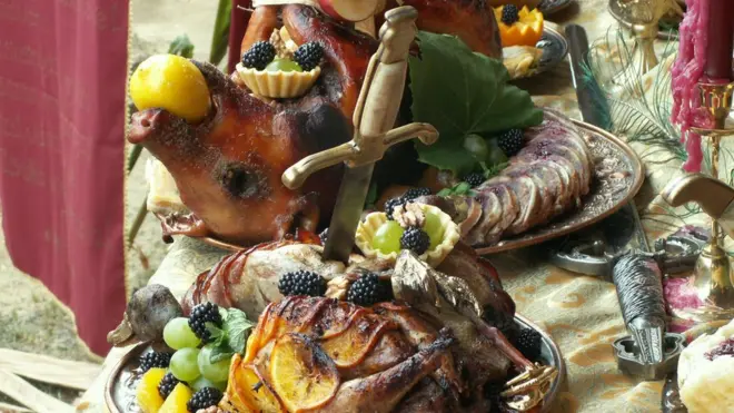 Мясо с фруктами и ягодами - типично средневековый расклад. Нравится далеко не всем, но, в принципе, не так уж плохо