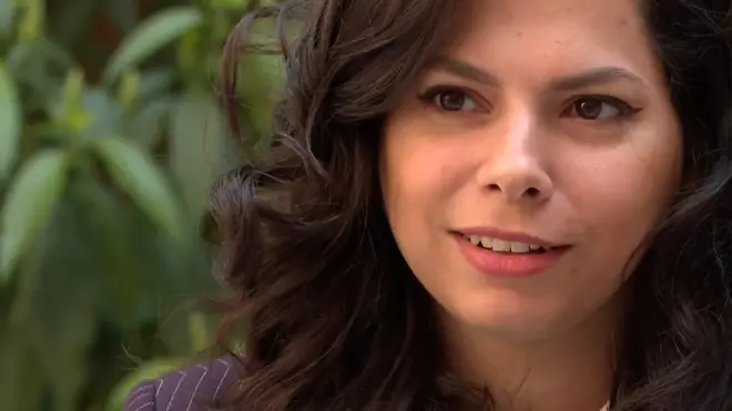 باتت الشابة العشرينية تنسّق الجينز مع طوق الكهنوت الملفوف في ياقة قميصها.