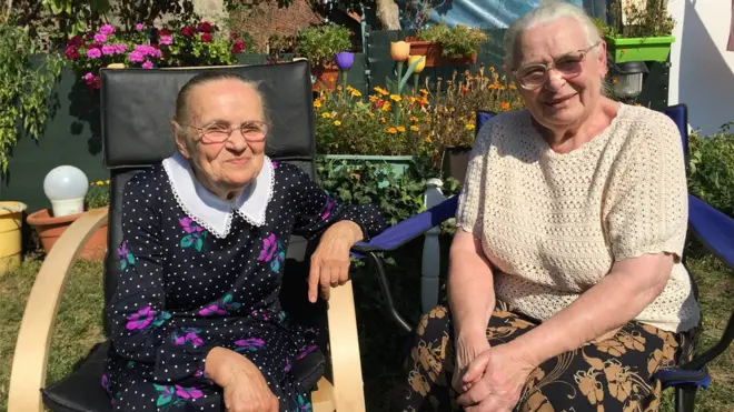 Сестры Фрида Деген (слева) и Ирма Вигель выжили в ссылке, в голодные годы в алтайской глуши. Теперь они живут в доме с садиком в Эрфурте.