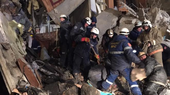 Спасатели работают на месте обрушения жилого дома, пос.Шахан, Казахстан, 2 января 2017
