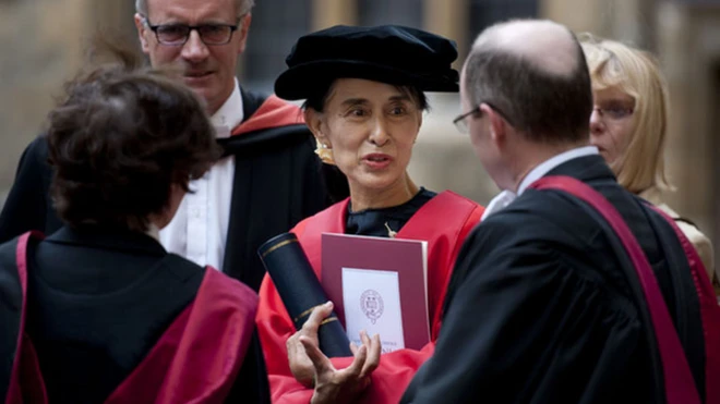 ออง ซาน ซูจี รับปริญญาดุษฎีบัณฑิตกิตติมศักดิ์จากอ็อกซ์ฟอร์ดเมื่อปี 2012