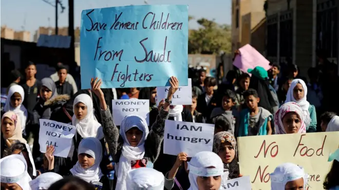 أطفال يمنيون يشاركون في اعتصام منذ أيام أمام مكاتب الأمم المتحدة في صنعاء احتجاجا على أوضاعهم الإنسانية المتردية بسبب الحرب وإغلاق مطار صنعاء.
